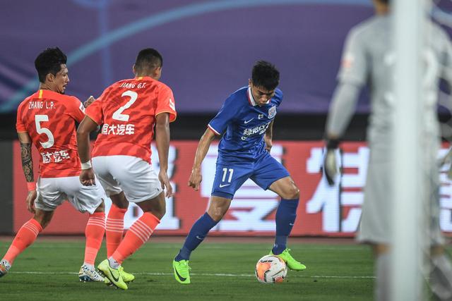 曼联又挖到宝！22岁天才新星踢爆曼城 合同只剩半年